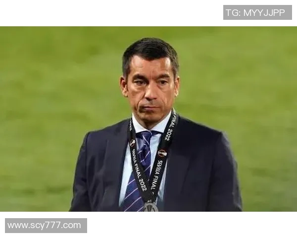 范布隆克霍斯特的执教之路与足球哲学探讨 范布隆克霍斯特的执教之路与足球哲学探讨